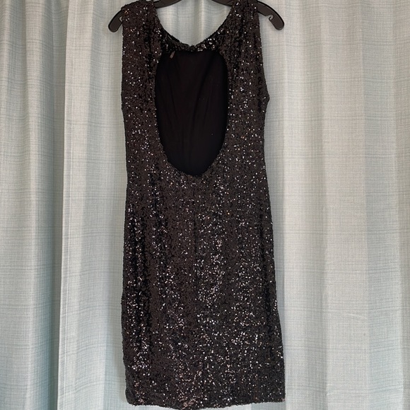 Black, backless sequin cocktail dress. Size Med. Great condition. - Picture 5 of 5